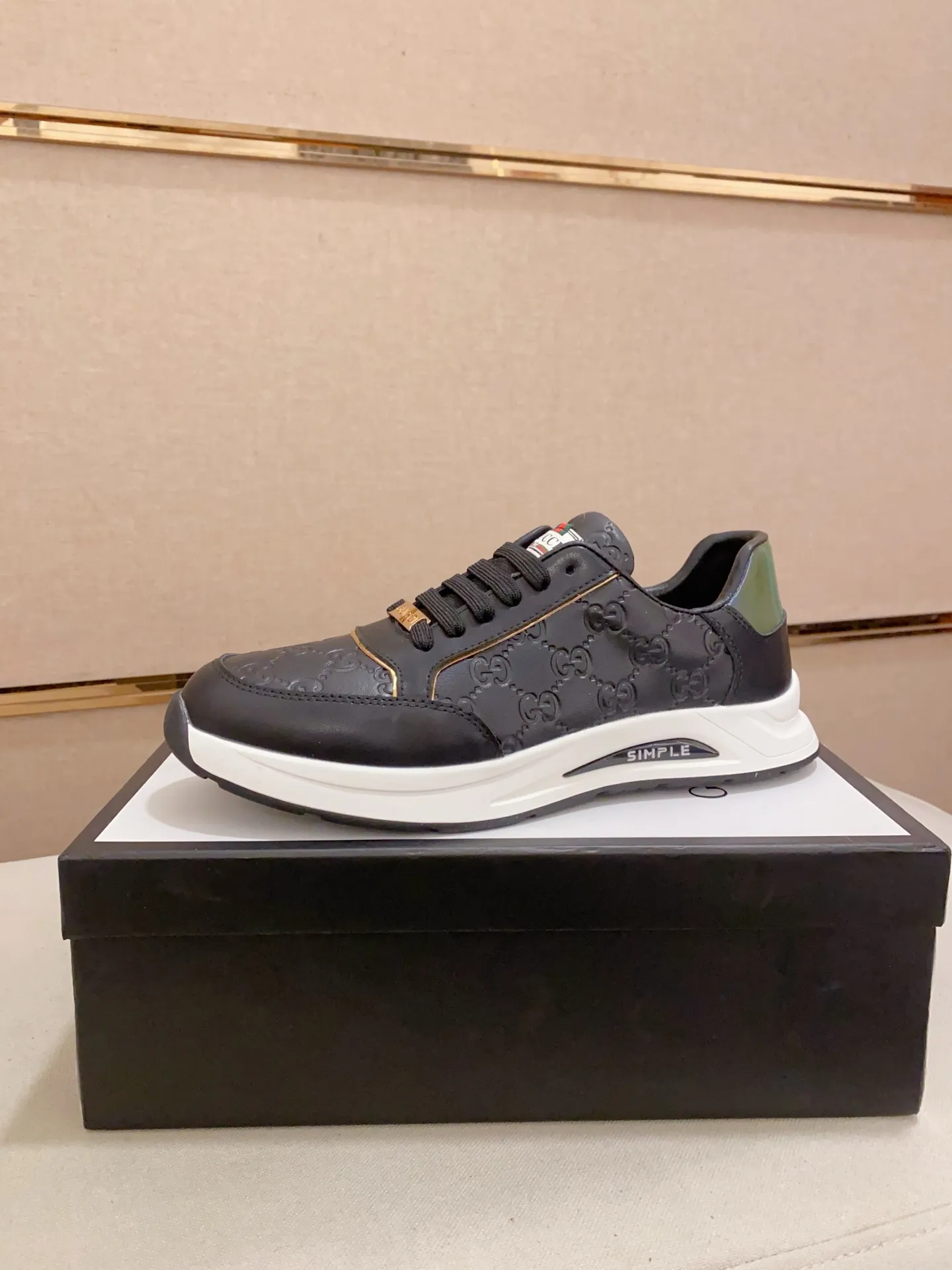 Men's shoes💰 420💰The new GUCCI (Gucci) counters are launched simultaneously. The new men's shoes, 😘fabrics are selected from imported cowhide, and the lining is sheepskin lining. 👍🏿 High-end ☄️ air-cushion molded anti-slip rubber outsole, exquisite lines, simple and elegant, comfortable and high-end for leisure travel. Code number: 38 to 44 (45 can be customized and cannot be returned or exchanged)